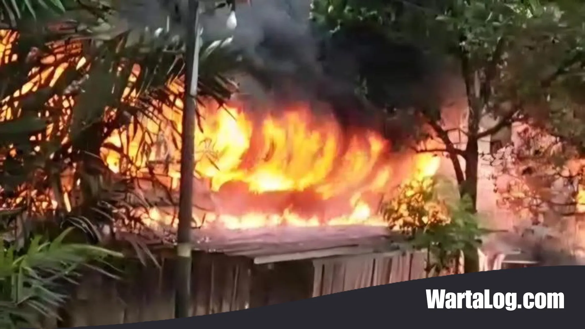 Siago Merah Mengamuk di Tajurhalang: Gudang Onderdil dan Rumah Ludes Terbakar, Asap Hitam Selimuti Bogor