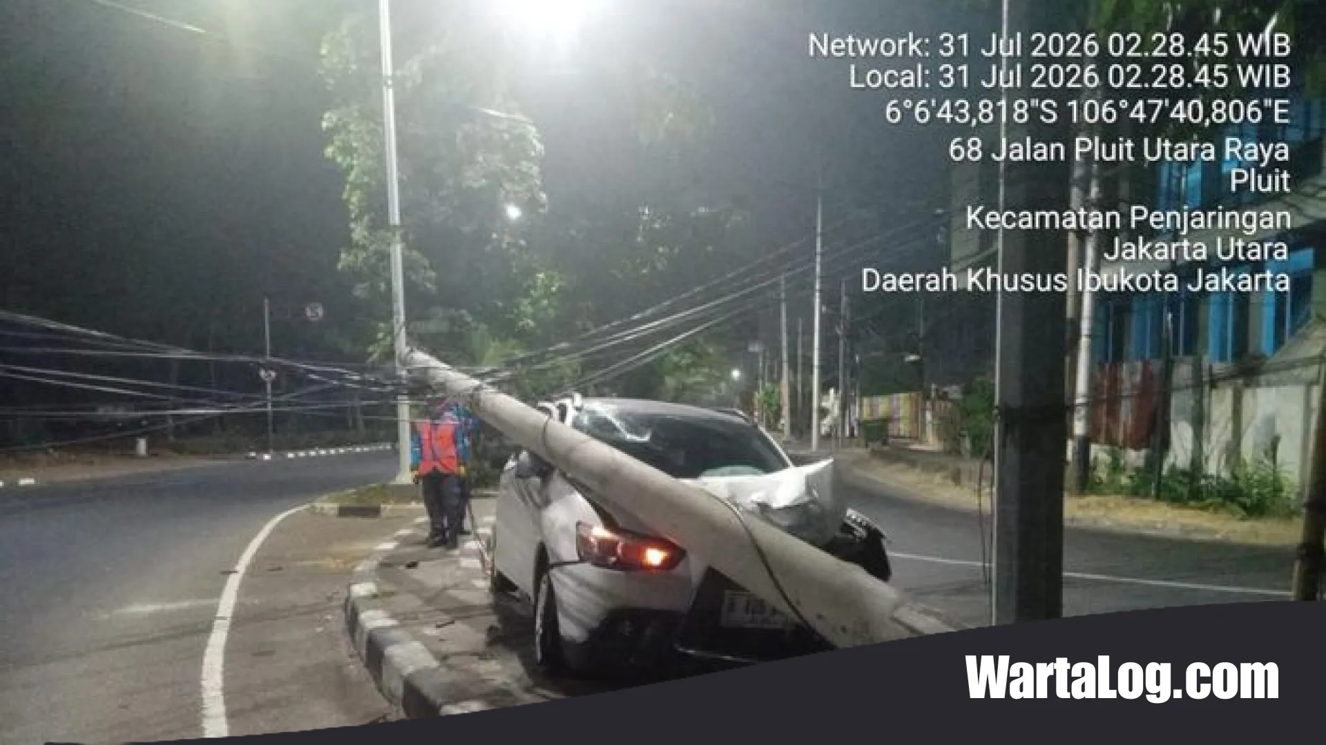 Insiden Kecelakaan Tunggal di Pluit: Mobil Ringsek Parah Usai Hantam Tiang Listrik Hingga Roboh