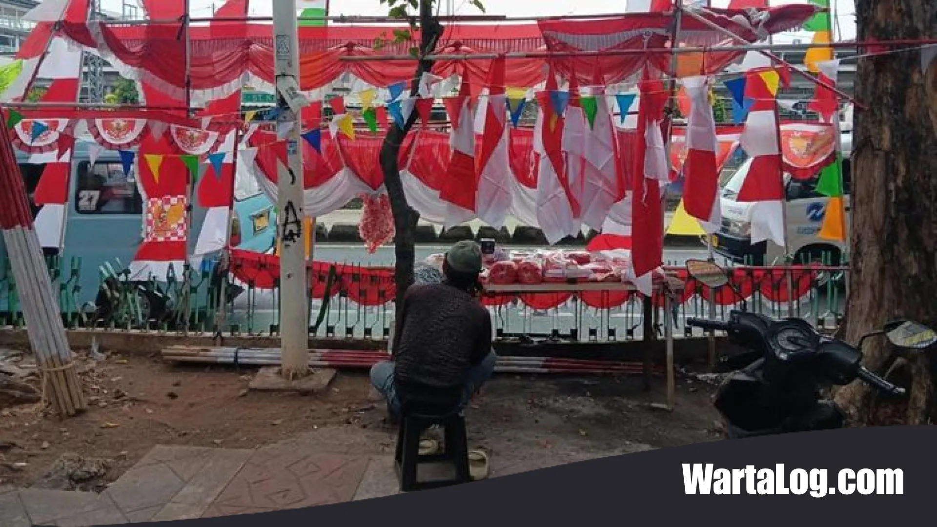 Lika-Liku Pedagang Bendera di Jakarta: Antara Tradisi Tahunan dan Bayang-Bayang Lesunya Penjualan