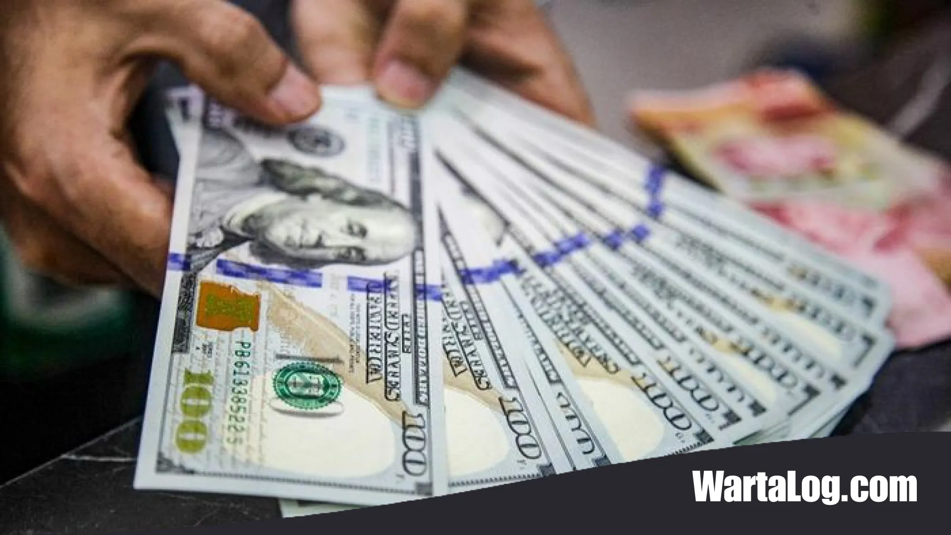 Rupiah Tertekan Tipis, Dolar AS Merangkak Naik ke Level Rp 17.879 di Tengah Volatilitas Global