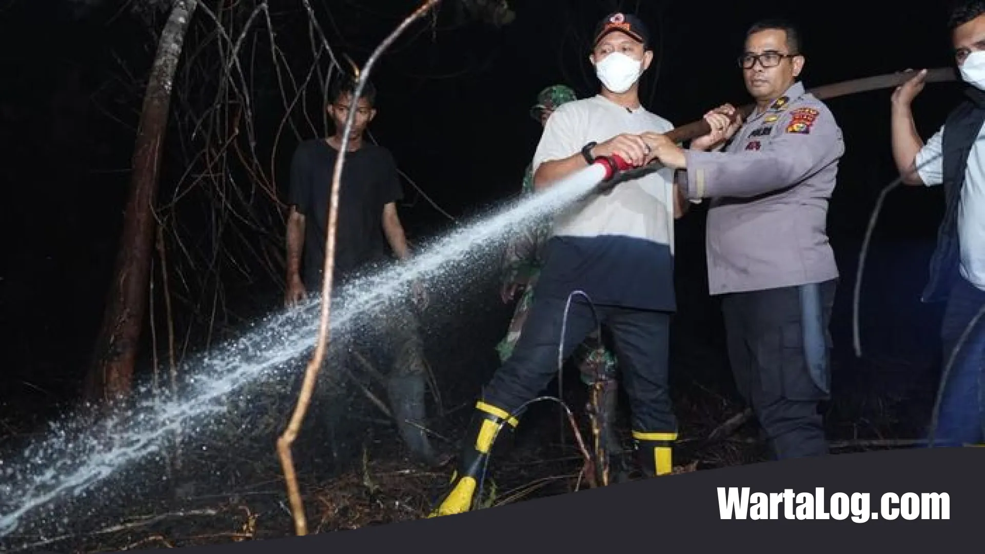 Aksi Heroik Wali Kota Pekanbaru Terjang Kobaran Api Karhutla di Tenayan Raya: Pimpin Langsung Pemadaman Bersama TNI-Polri
