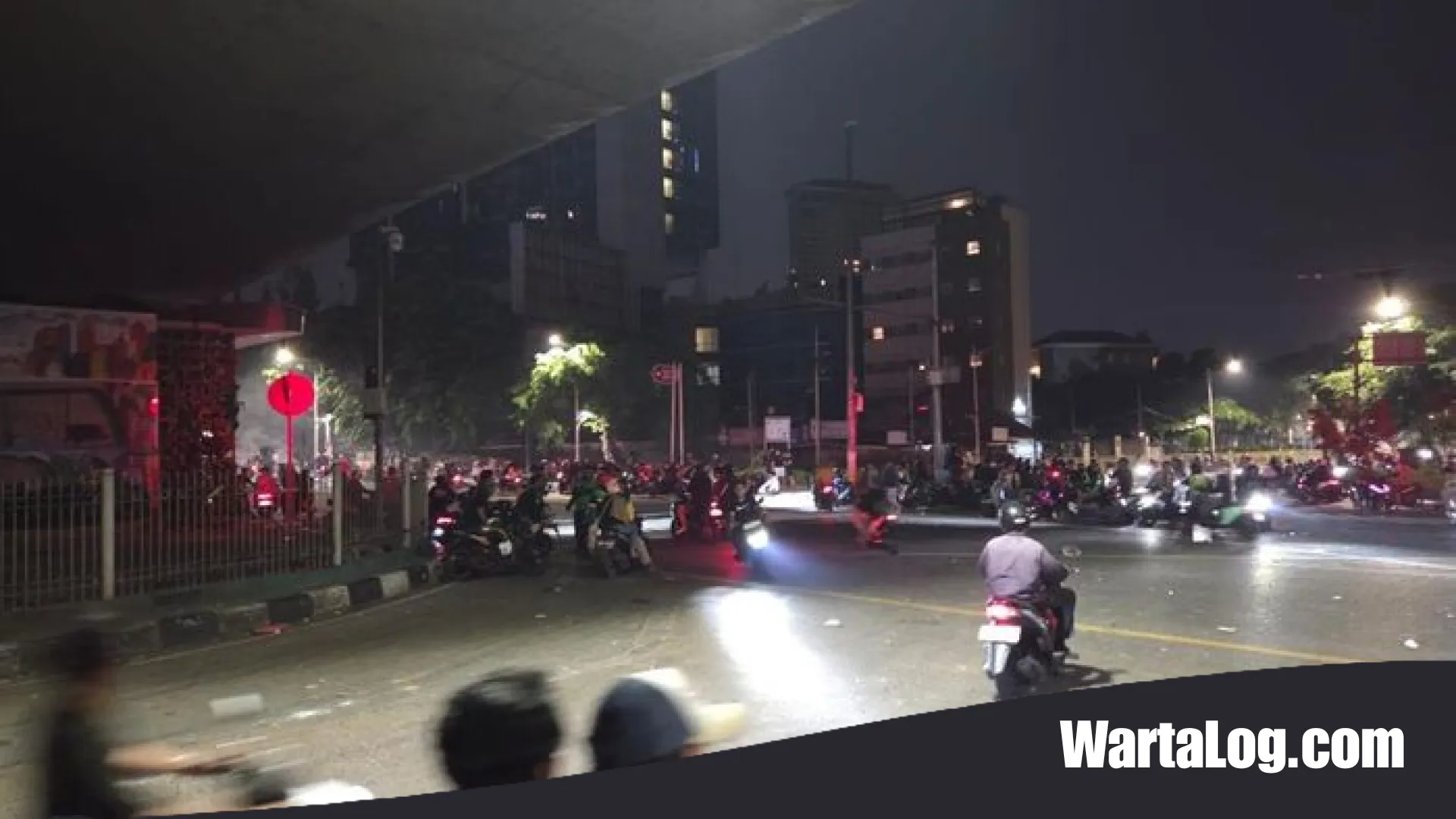 Ketegangan Dini Hari: Massa Bertahan di Flyover Slipi dan Pejompongan dalam Situasi Tak Menentu