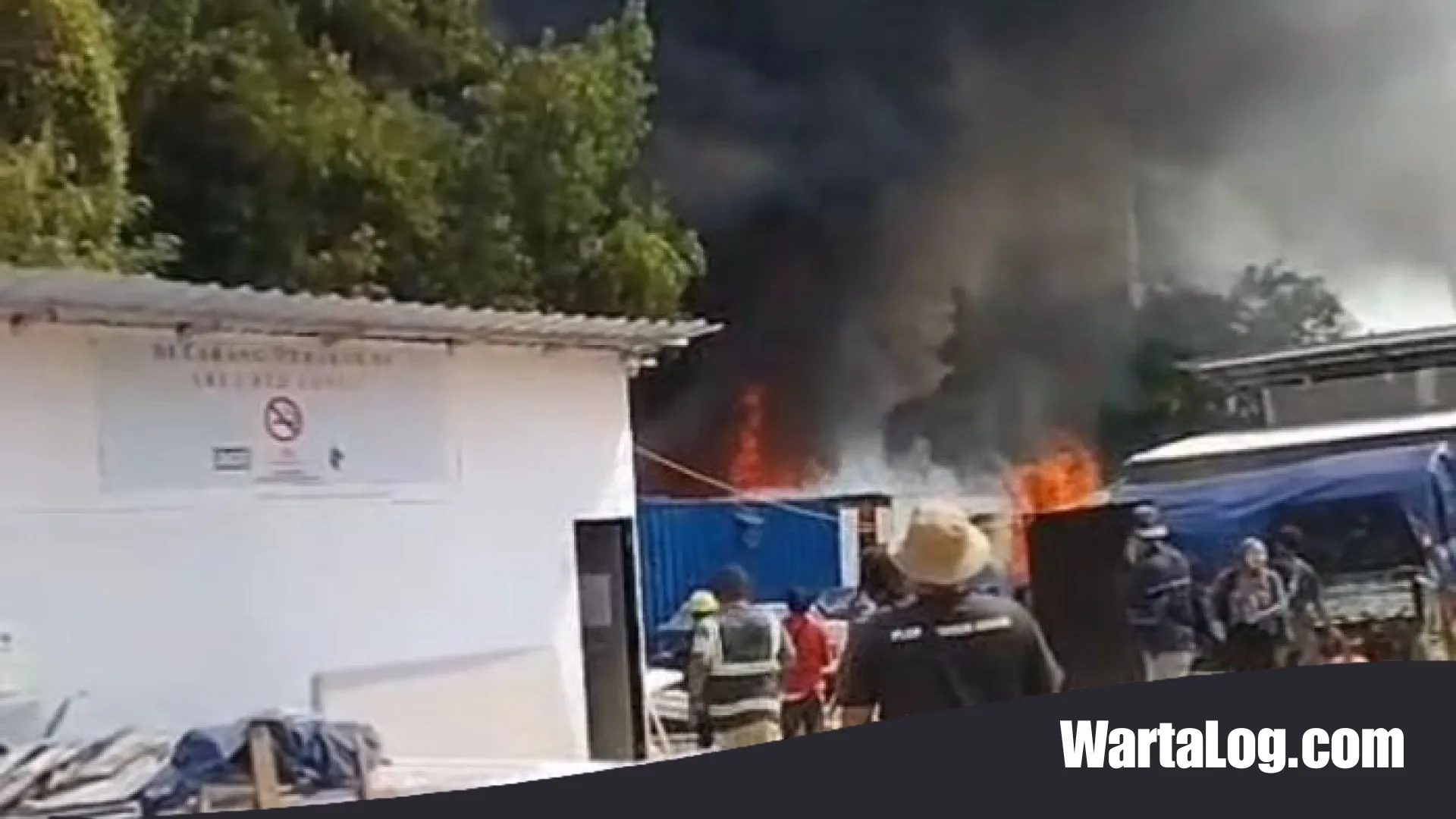 Si Jago Merah Mengamuk di Kawasan Elit: Bedeng Logistik Proyek Dekat RS PIK Hangus Terbakar