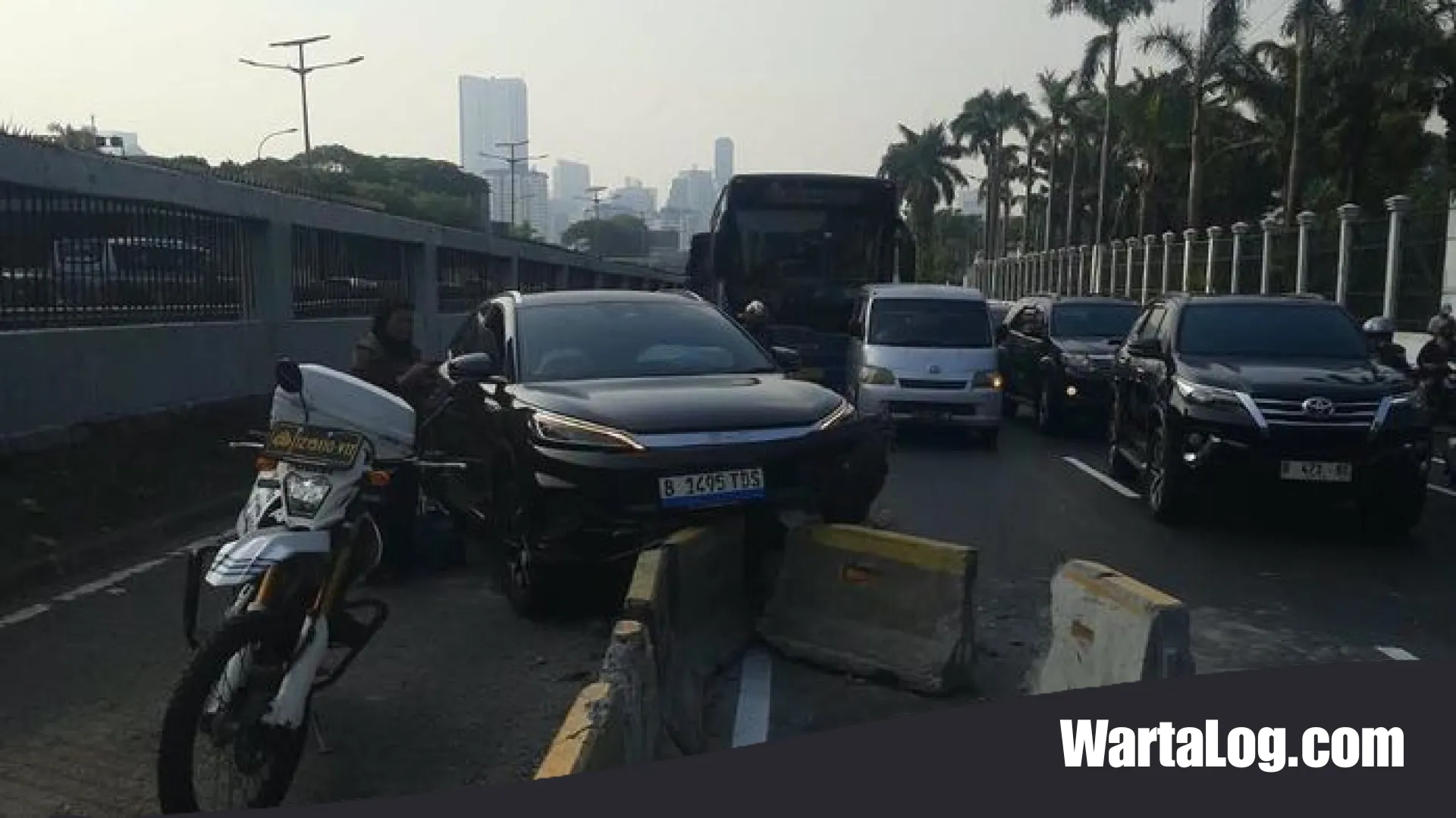 Insiden Mobil Listrik Tabrak Separator Busway di Depan Gedung DPR, Kemacetan Panjang Mengular di Gatot Subroto