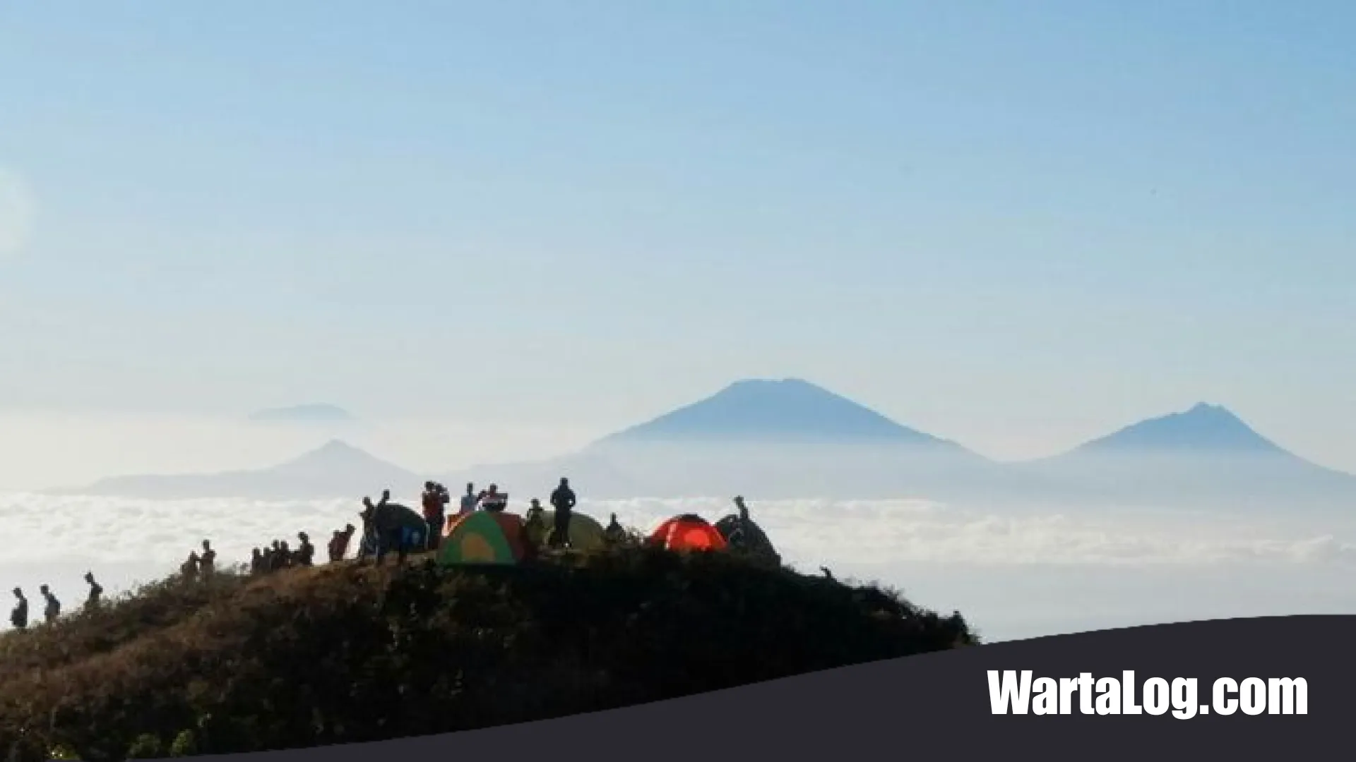 Skandal di Puncak Prau: Sejoli Pendaki Kepergok Berbuat Tak Senonoh, Berujung Cekcok Panas