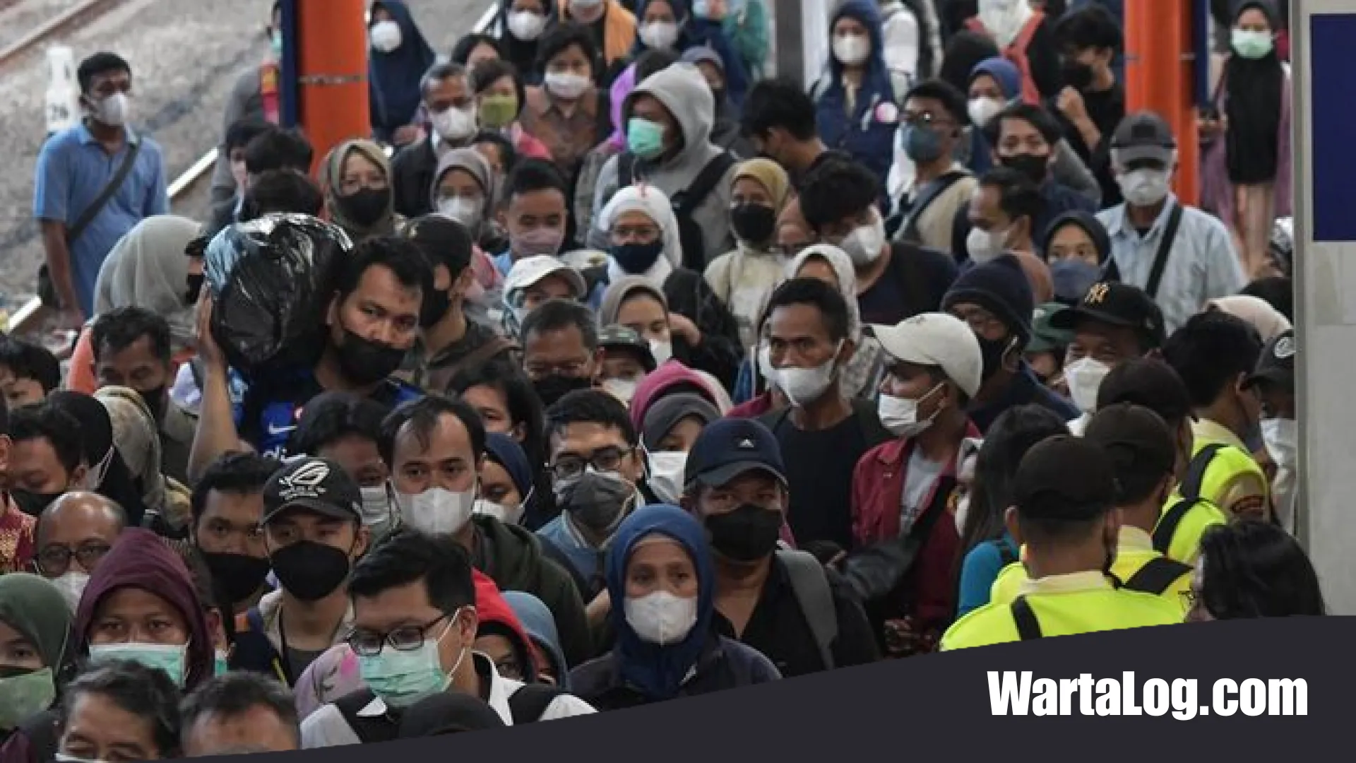 Waspada Erupsi Gunung Anak Krakatau: KAI Commuter Wajibkan Penumpang Gunakan Masker Akibat Hujan Abu di Jabodetabek
