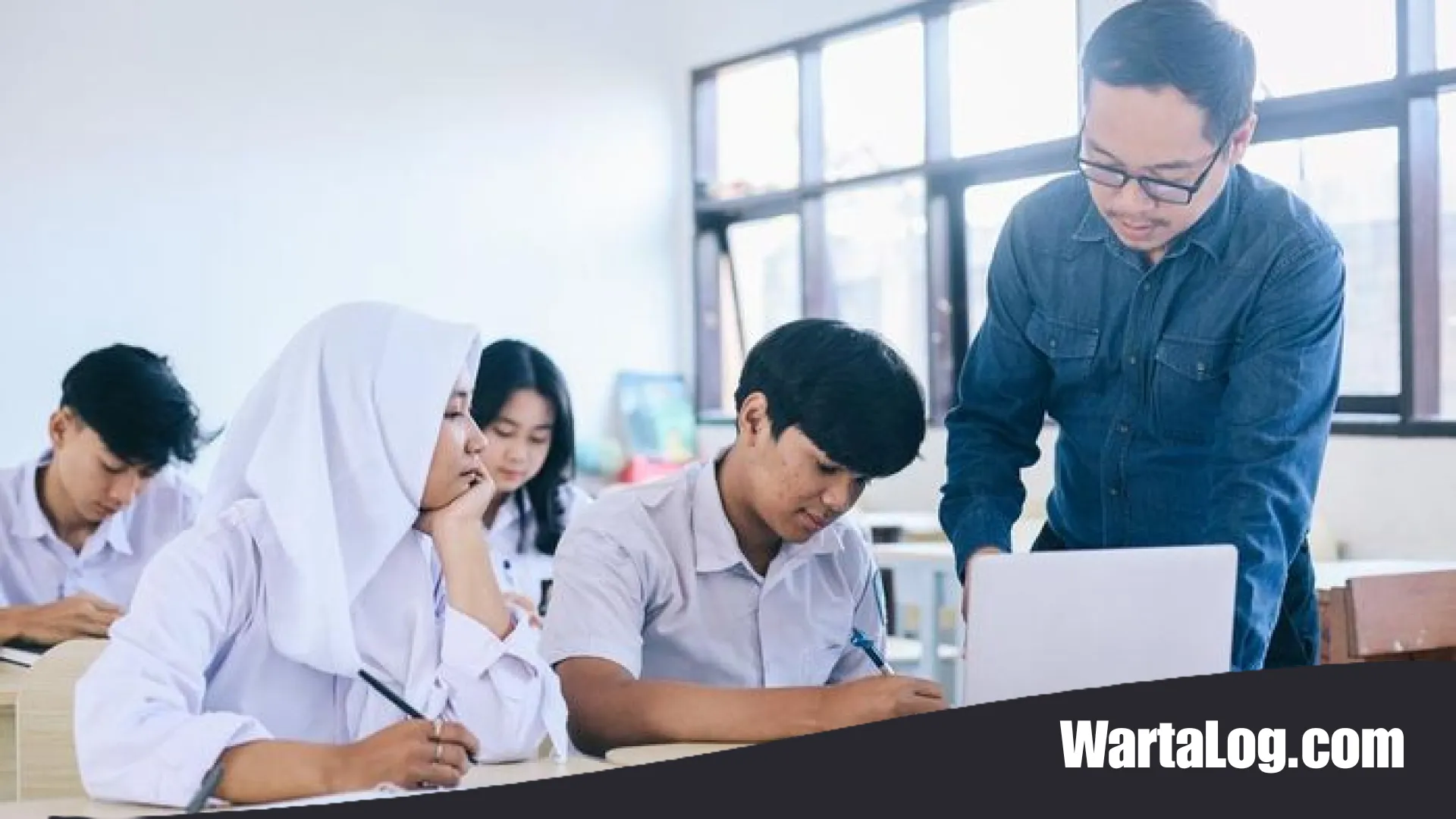 Banten Siaga Abu Vulkanik: Ribuan Siswa SMA dan SMK Kembali Belajar Daring Akibat Erupsi Anak Krakatau