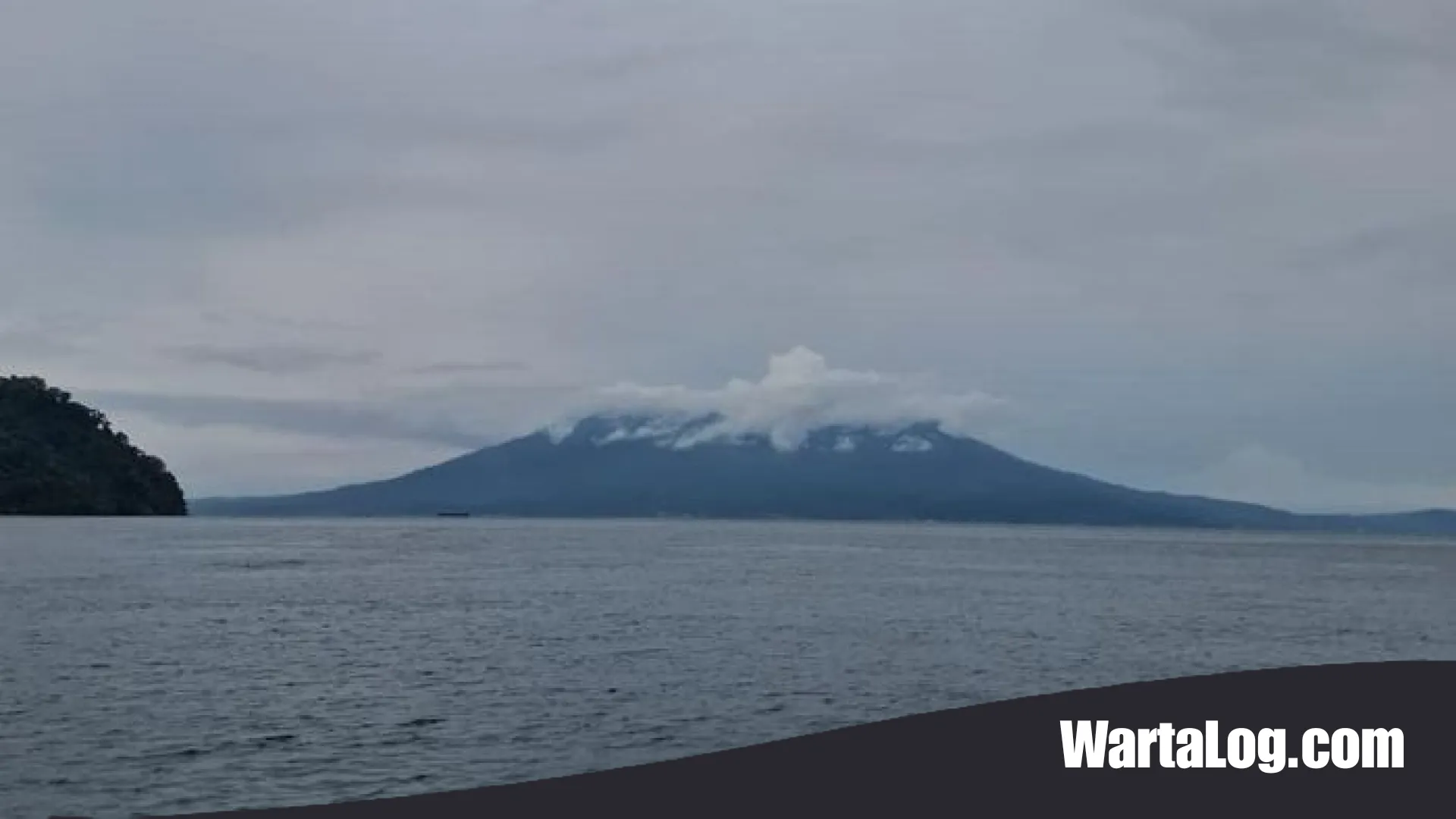 Kabar Terkini Gunung Anak Krakatau: Aktivitas Kegempaan Melandai Namun Tetap Siaga
