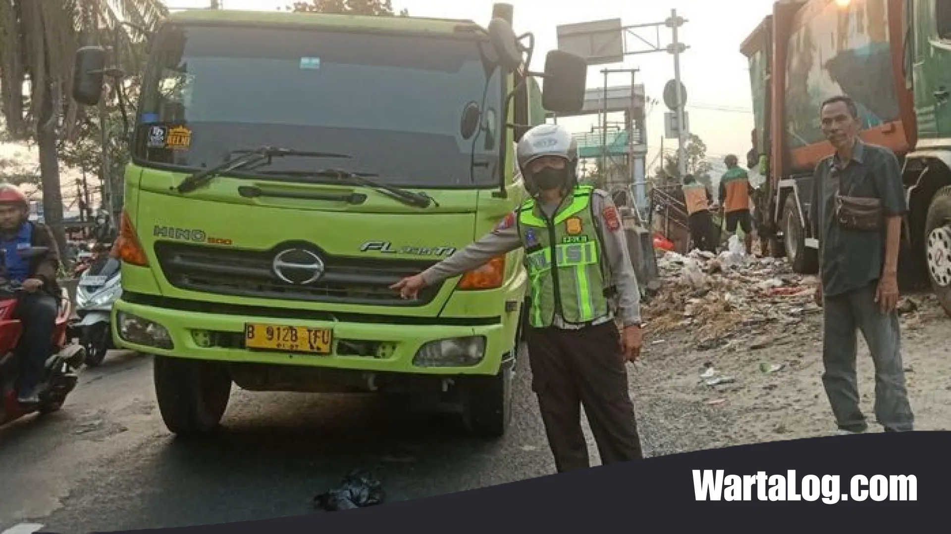 Truk Minyak Sawit Alami Pecah Ban di Daan Mogot, Arus Lalu Lintas Kalideres Tersendat Total
