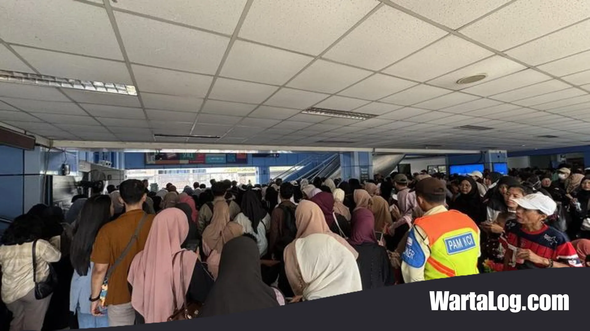 Kisah di Balik Lautan Manusia di Stasiun Juanda: Antara Gema Doa Istiqlal dan Kemeriahan TNI Fair