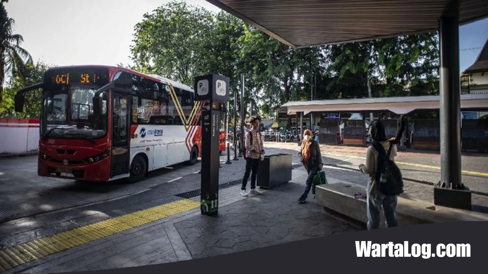 Geger! Insiden Penumpang BAB di Bus Transjakarta Rute Tebet-Kuningan, Pengelola Tempuh Langkah Sterilisasi Total