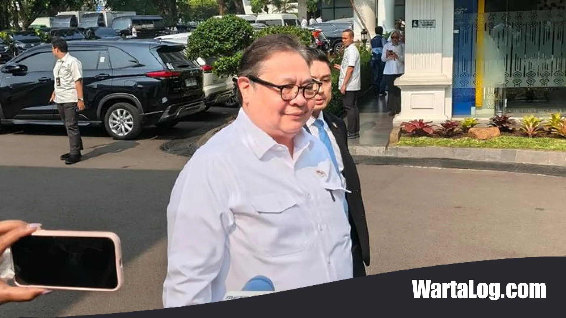 Transformasi Simbolis di Istana: Airlangga Hartarto dan Debut Mewah Maung Garuda Limousine sebagai Kendaraan Dinas