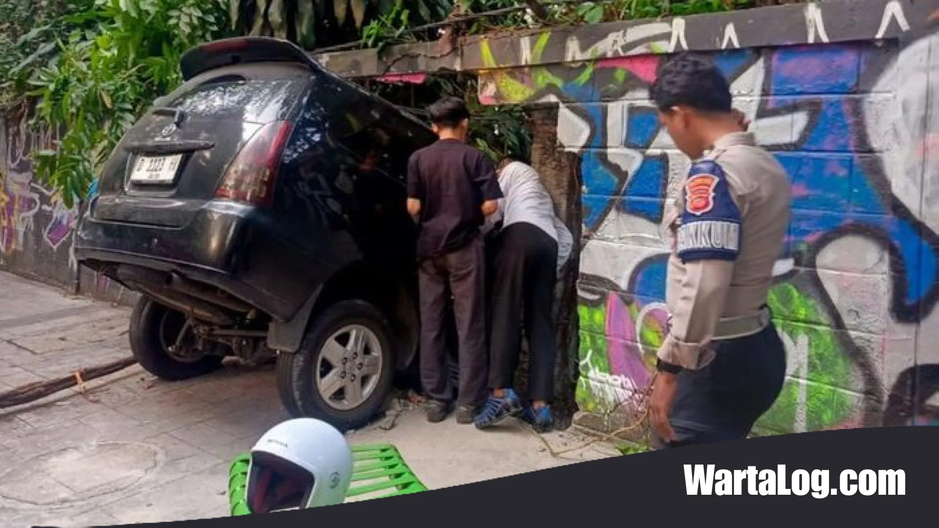 Guncangan Dini Hari di Tamansari: Minibus Hilang Kendali Terjang Benteng Bandung Zoo Hingga Jebol