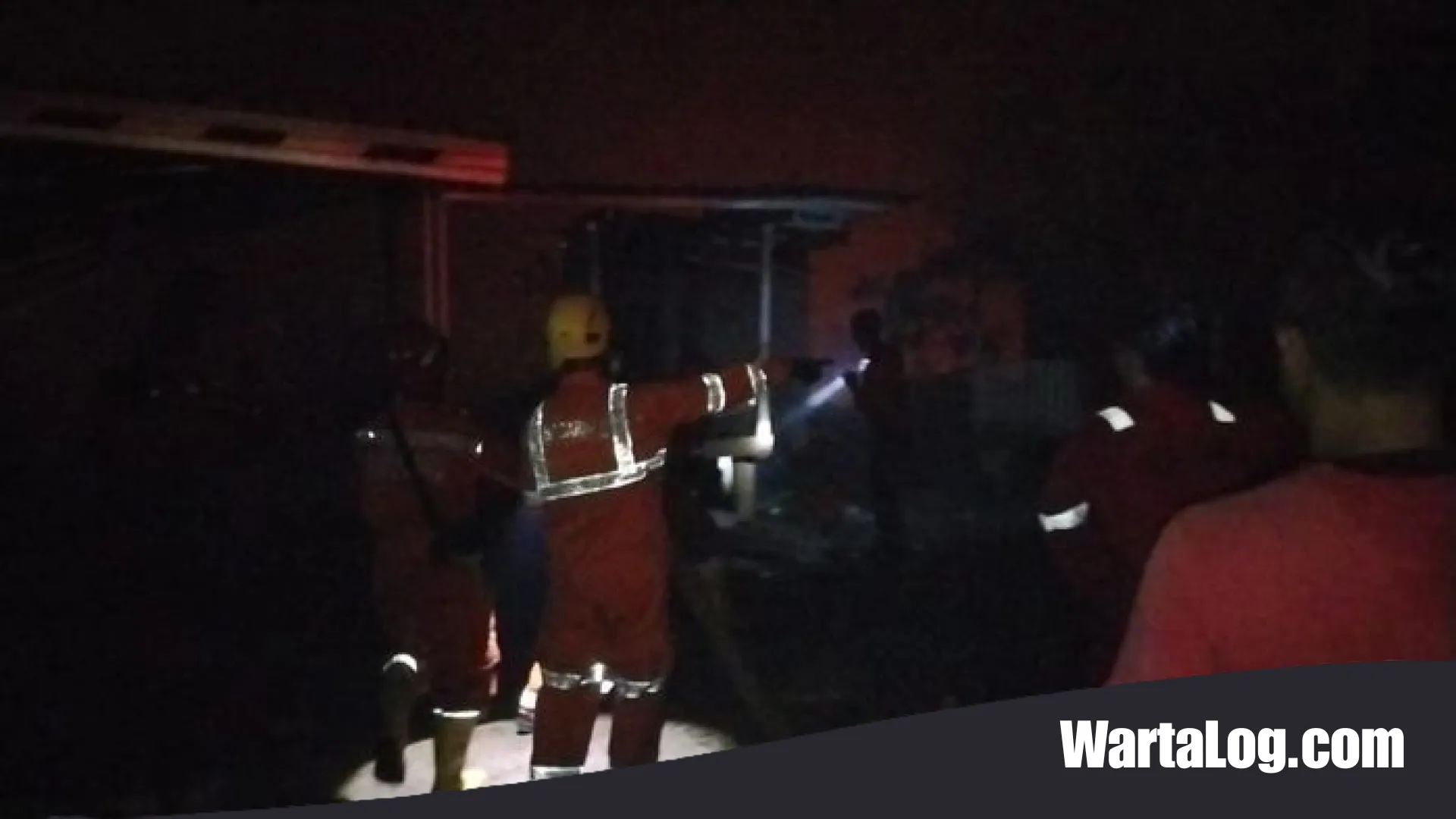 Tragedi Karhutla Bangka Selatan: Heroisme Tim SAR Selamatkan Keluarga dari Kepungan Api dan Asap Pekat