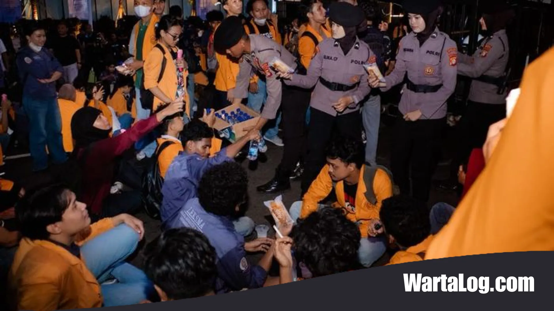 Sentuhan Humanis di Jantung Ibu Kota: Saat Polisi dan Mahasiswa Berbagi Roti di Tengah Aksi Monas
