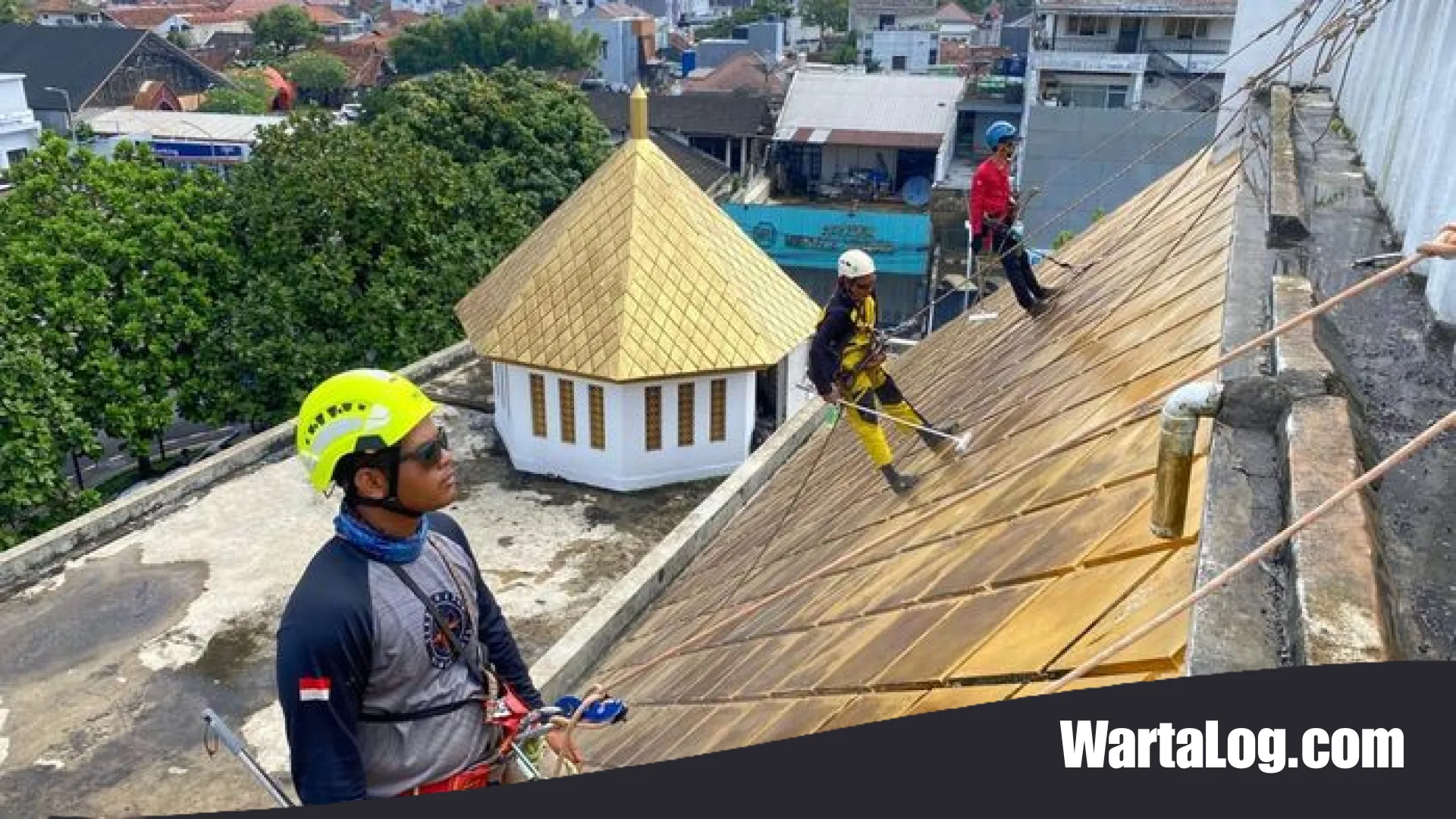 Aksi Heroik Para Pemanjat Percantik Masjid Agung Tasikmalaya: Sinergi Kebersihan dan Keamanan di Ketinggian
