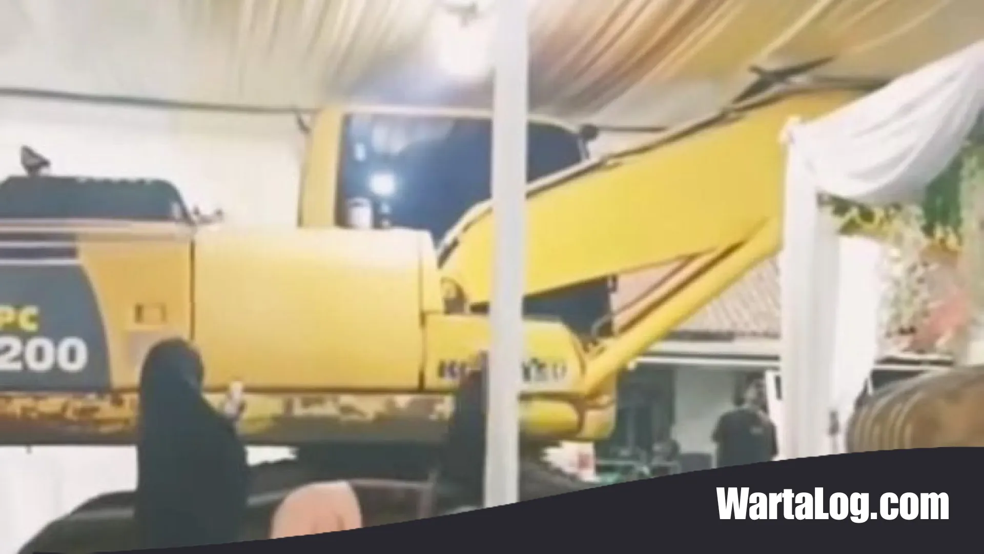 Aksi Unik Ekskavator ‘Membungkuk’ Lewati Tenda Hajatan di Sleman, Bukti Harmoni Warga