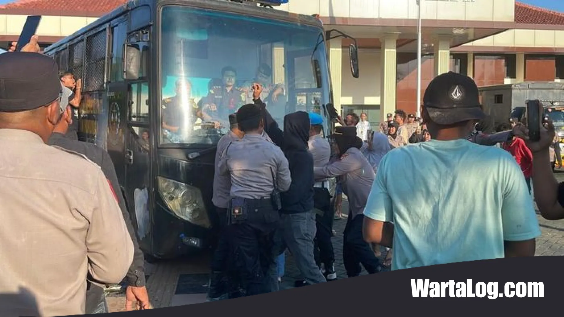 Amarah Memuncak, Keluarga Korban Tragedi Tongtek Maut Pati Hadang Mobil Tahanan di Pengadilan