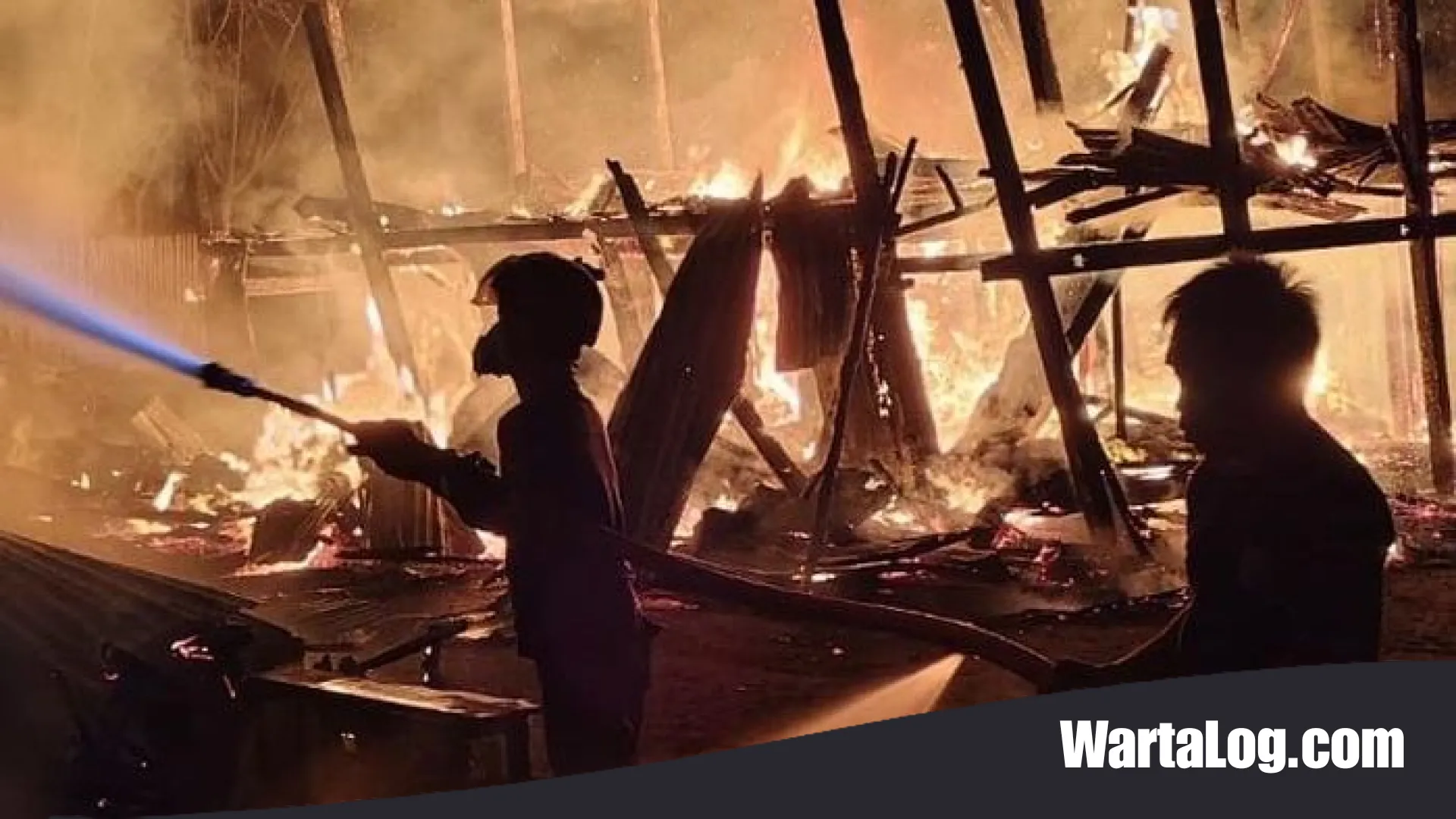 Amukan Si Jago Merah di Sinjai Utara: 4 Rumah Panggung Ludes, 35 Gram Emas Hangus Terbakar