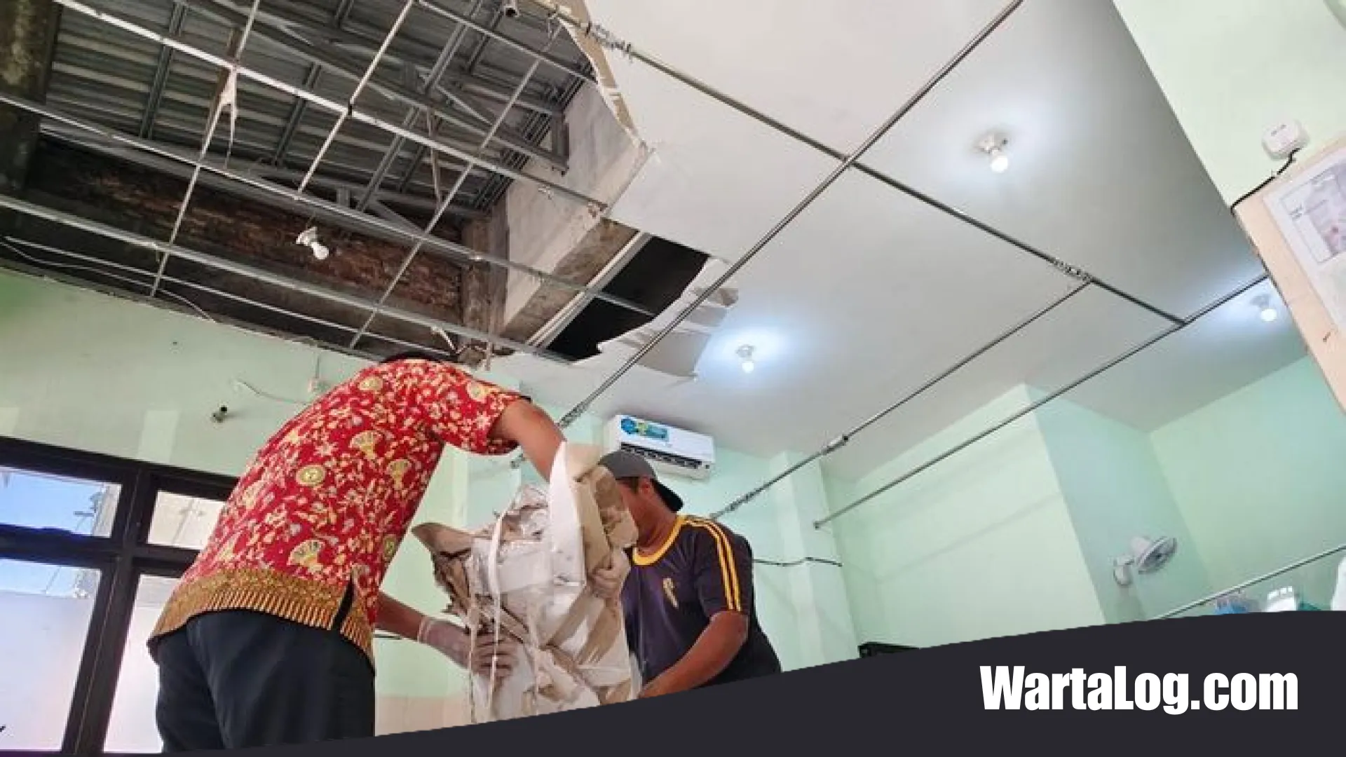 Cuaca Ekstrem Terjang Ponorogo: Plafon UGD Puskesmas Slahung Jebol, Layanan Dialihkan Sementara