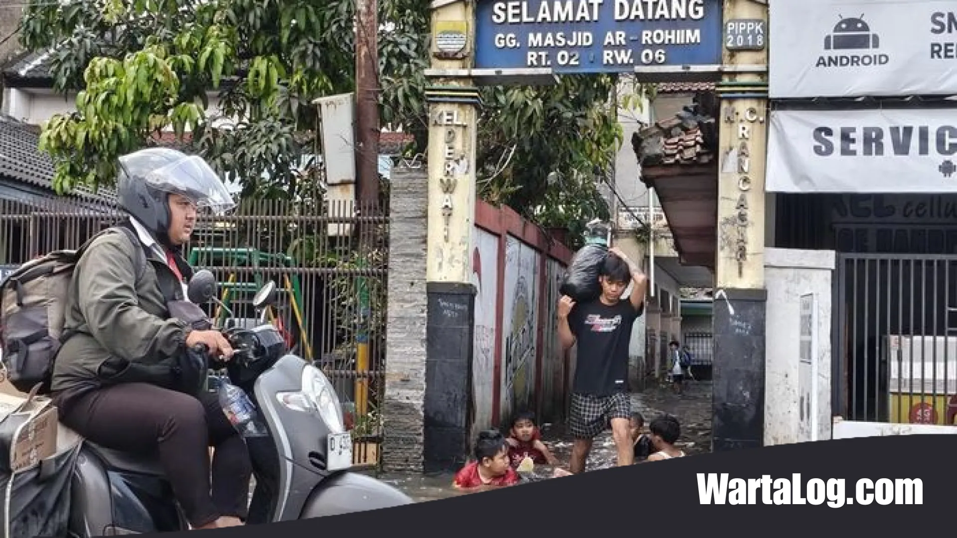 Derwati Bandung Terendam Banjir, Warga Terjebak Genangan dan Menanti Bantuan Medis
