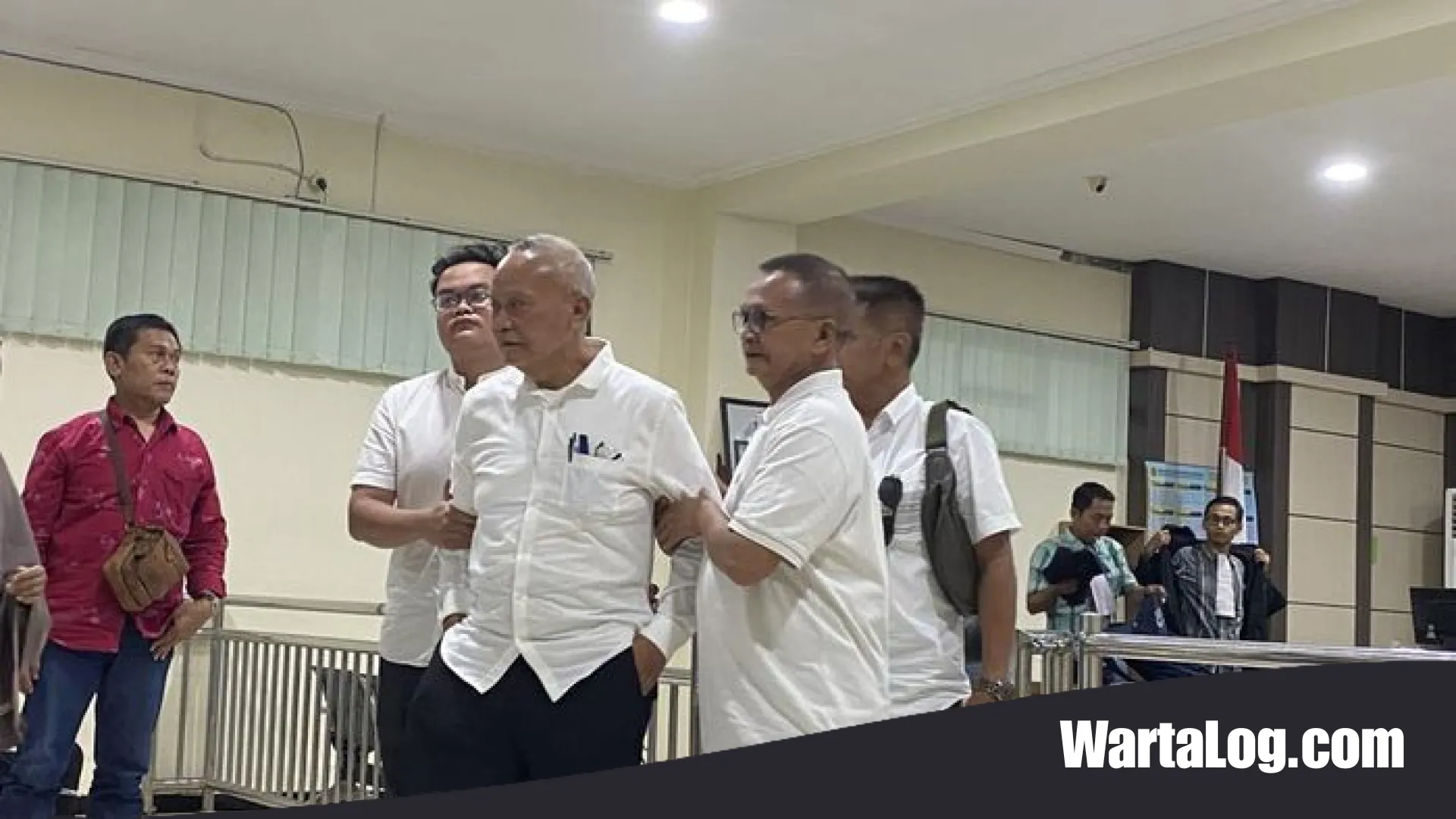 Drama Isak Tangis di Ruang Sidang, Eks Sekda Klaten Jaka Sawaldi Divonis 2 Tahun Penjara