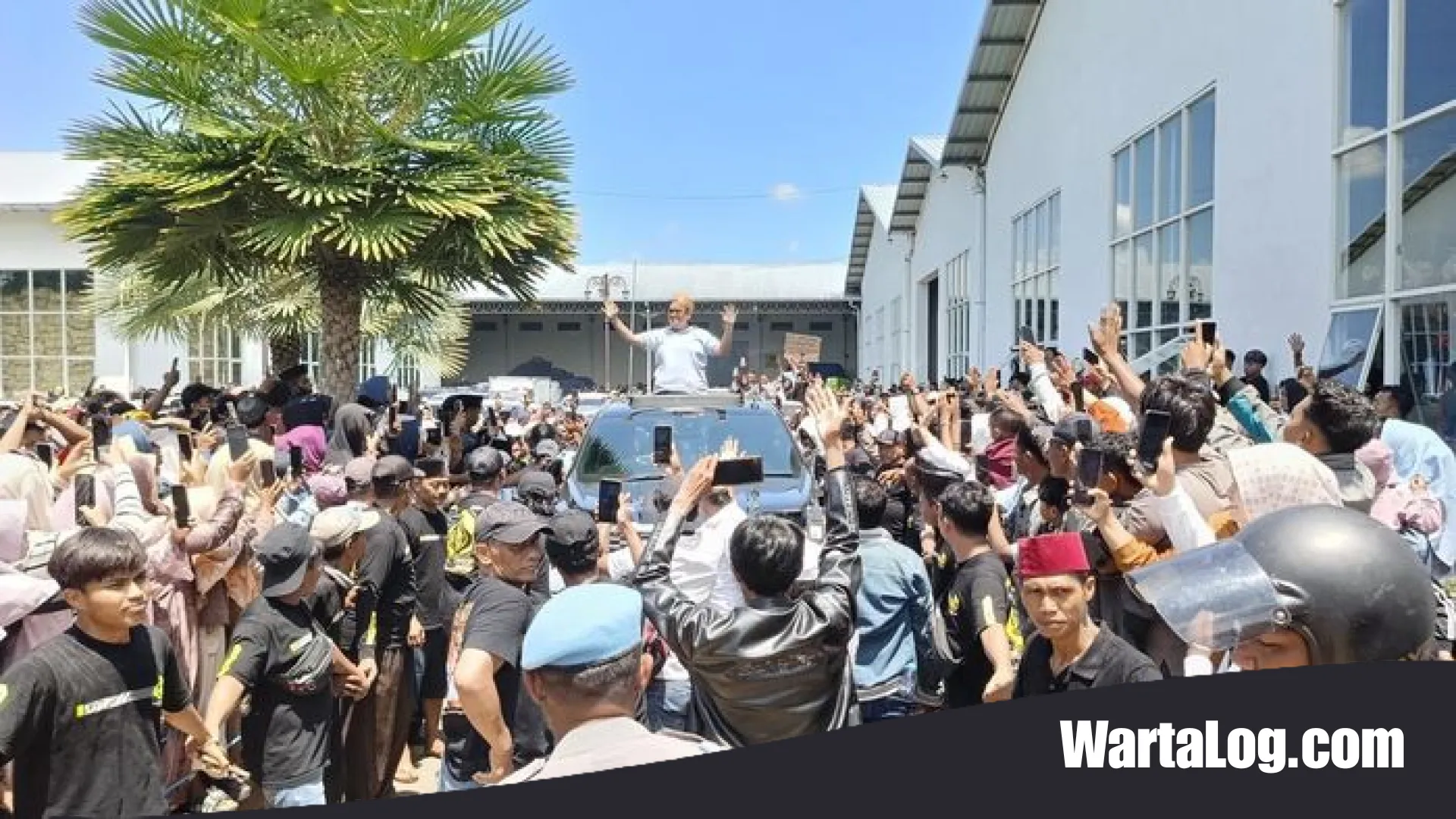 Gema Takbir dan Haru di Pamekasan: Kepulangan ‘Sultan Madura’ Haji Her Disambut Lautan Massa Usai Dari KPK