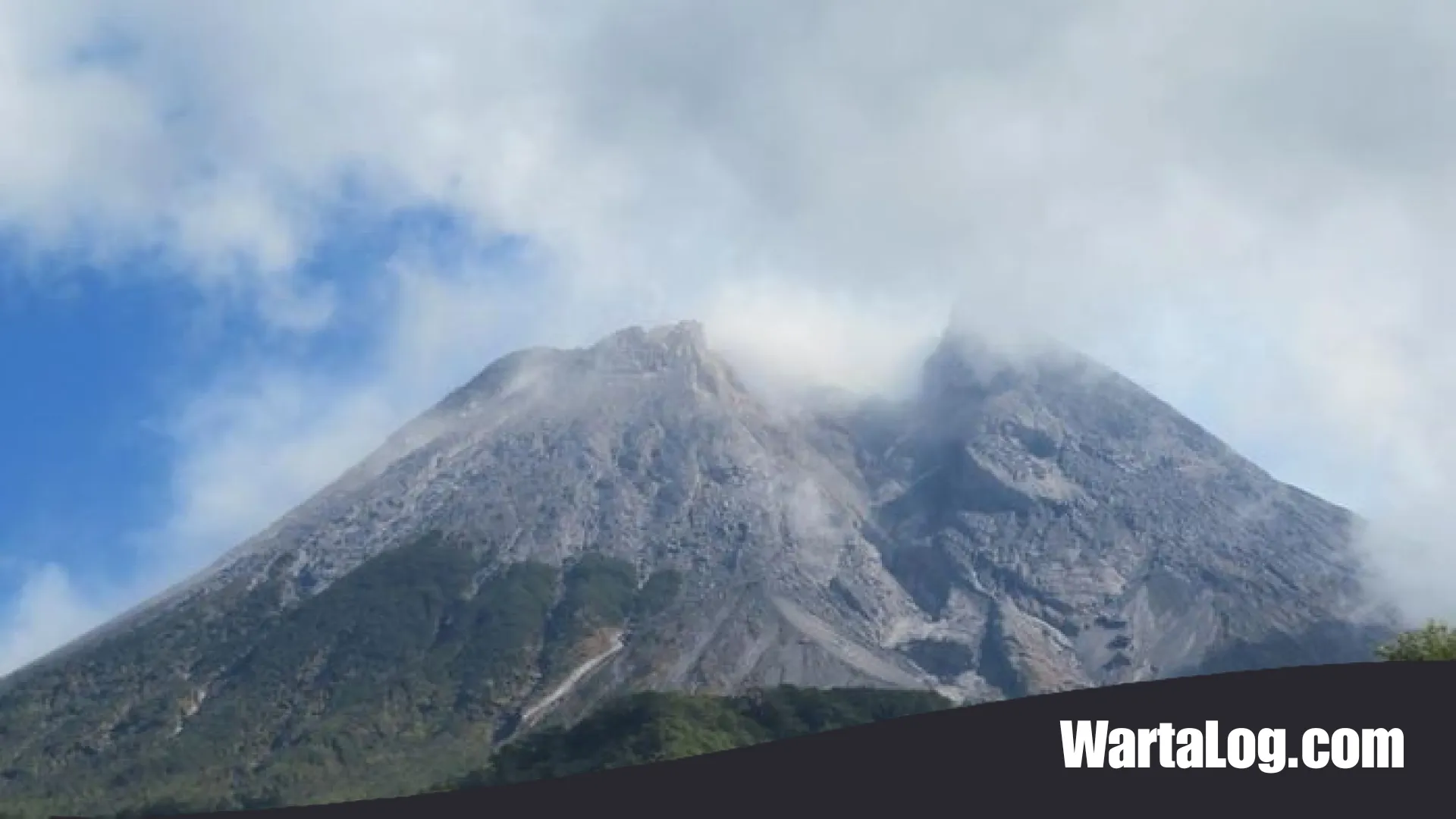 Gunung Merapi Kembali Berulah, 8 Desa di Magelang Diselimuti Hujan Abu Tipis