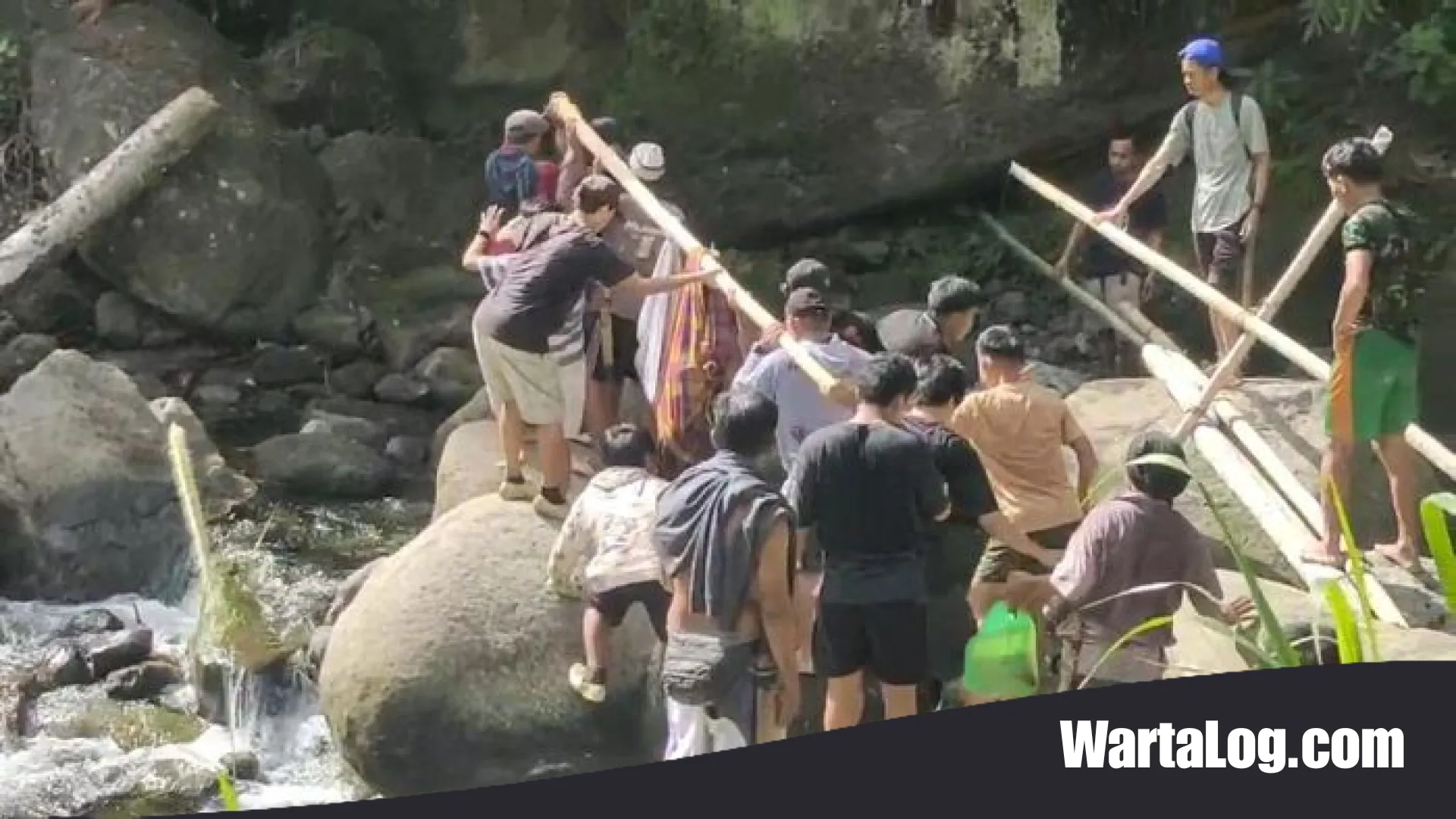 Ironi Akses Kesehatan di Polman: Warga Tandu Lansia 9 KM dan Seberangi 4 Sungai Demi Pengobatan