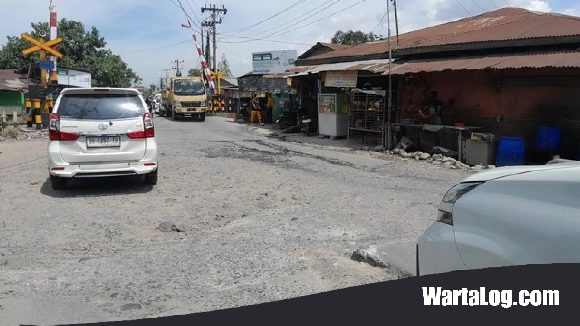 Jeritan Pengguna Jalan Platina 1 Medan: Antara Aspal Hancur dan Ancaman Banjir di Simpang Dobi