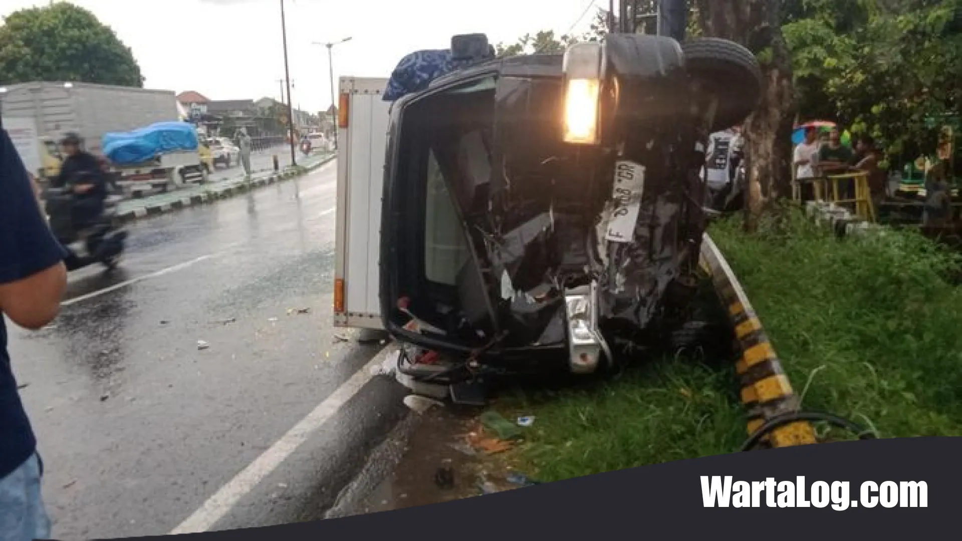 Kecelakaan Dramatis di Perbatasan Klaten: Mobil Boks Lompati Median Jalan Hingga Ringsek Menghantam Pajero