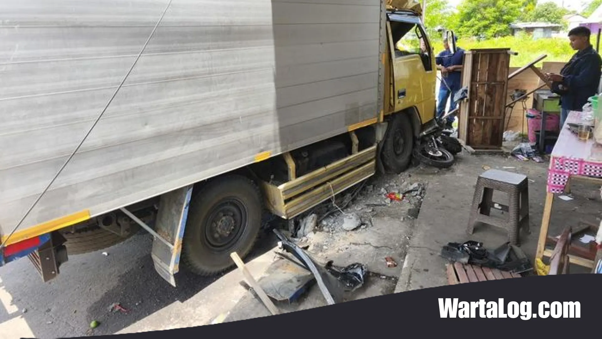 Lalai Akibat Kantuk, Truk Roti Seruduk Deretan Motor dan Mobil di Terminal Kartasura