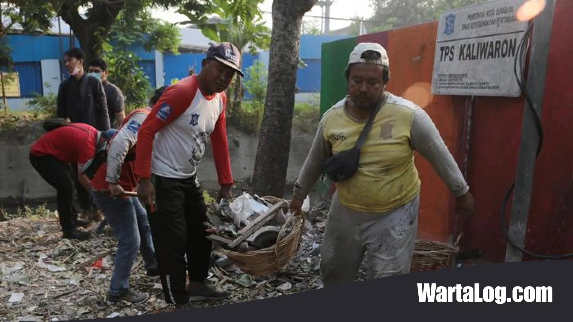 Lonjakan Harga Plastik Picu Kerumunan Pemulung di TPS Surabaya, Pemkot Mulai Ambil Langkah Tegas