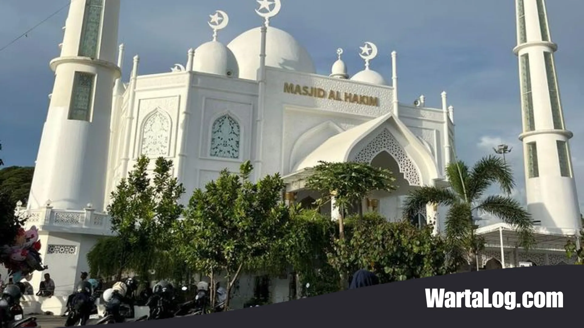 Menelusuri Kemegahan Masjid Al Hakim Padang: ‘Taj Mahal’ Putih di Tepian Samudra Hindia