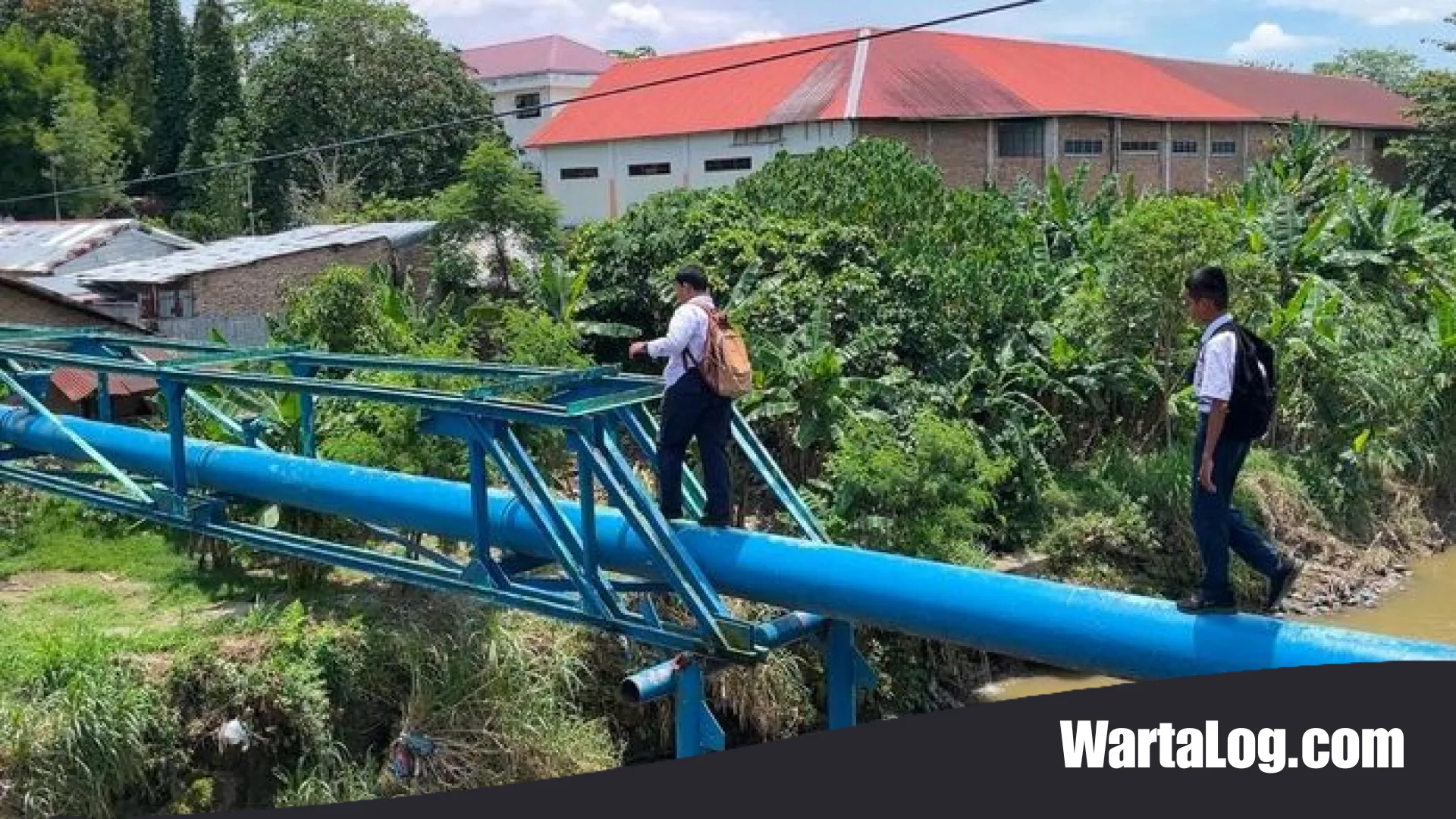Nyawa di Ujung Pipa: Perjuangan Siswa SMP di Medan Seberangi Sungai Deli Demi Sekolah