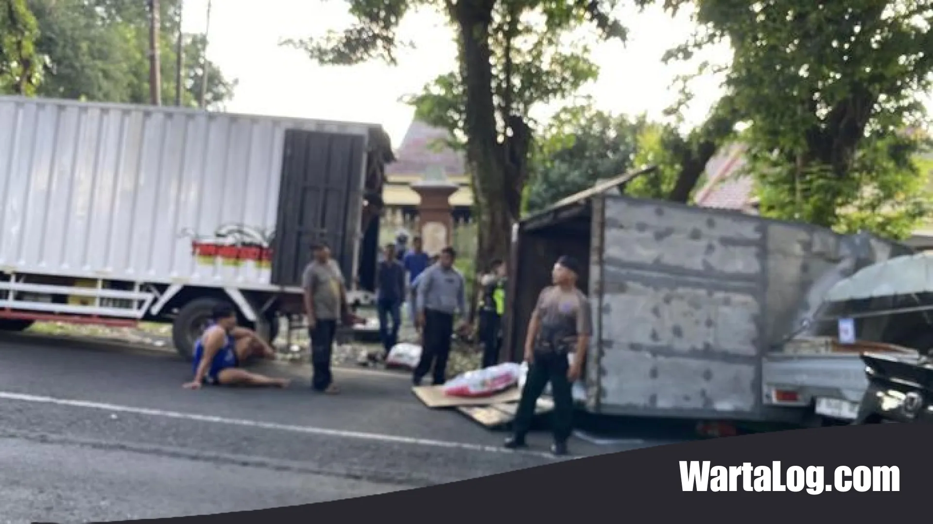 Rem Blong di Turunan Manyaran: Truk Pakan Kucing Terguling dan Menimpa Mobil Sayur