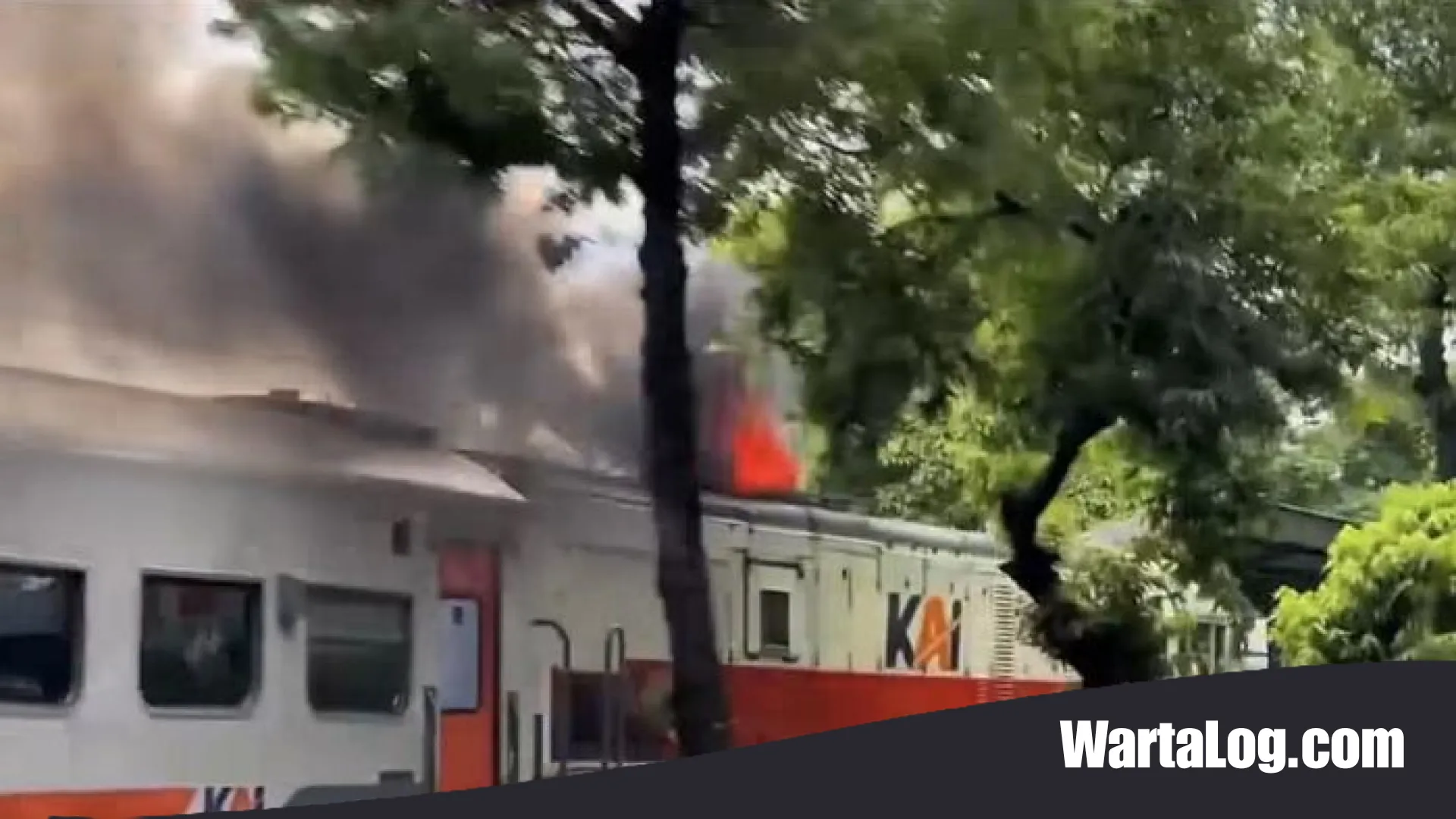 Viral Lokomotif Berasap dan Semburkan Api di Surabaya, KAI Daop 8: Fenomena Teknis yang Aman